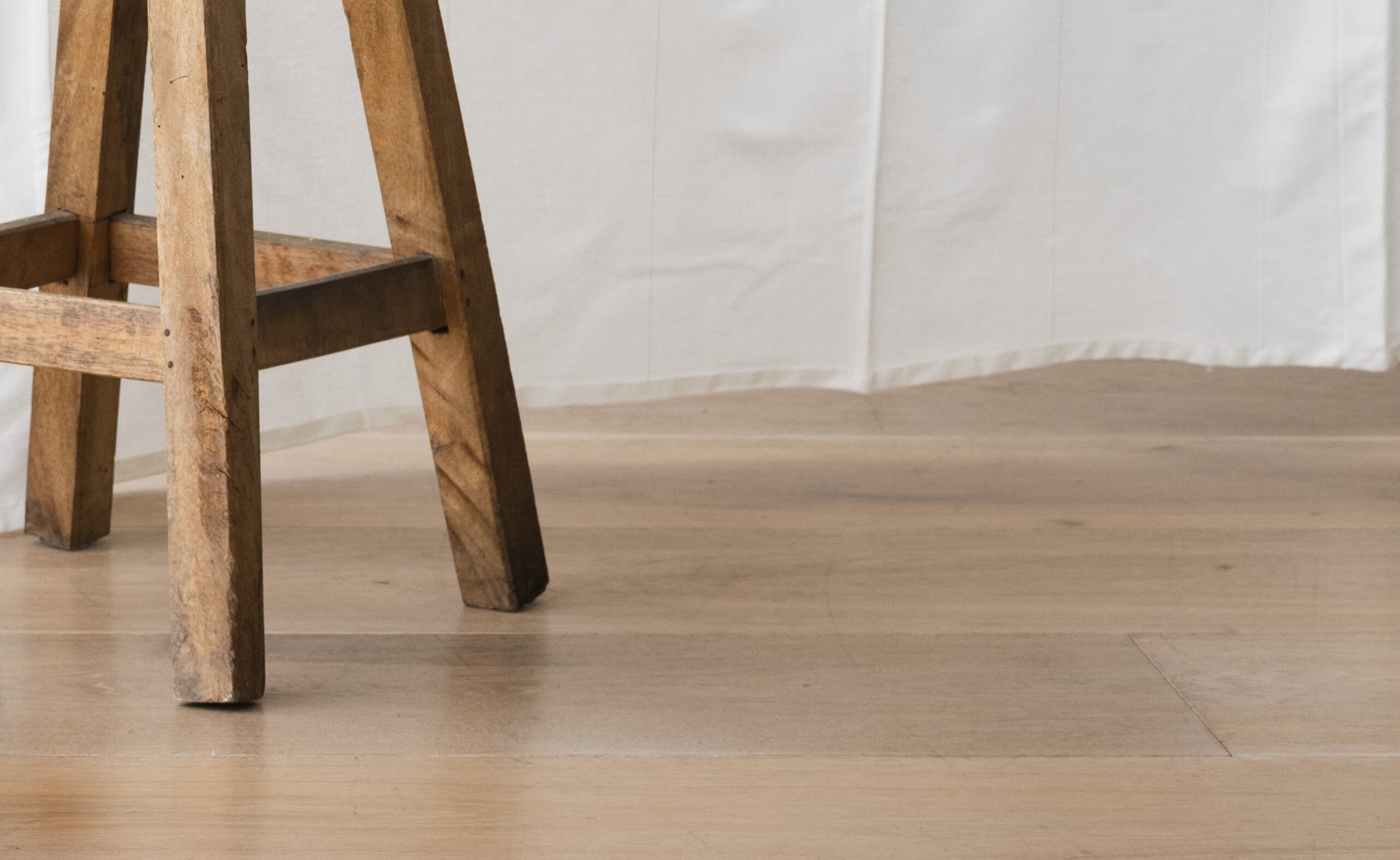 Sgabello in legno - immagine 3